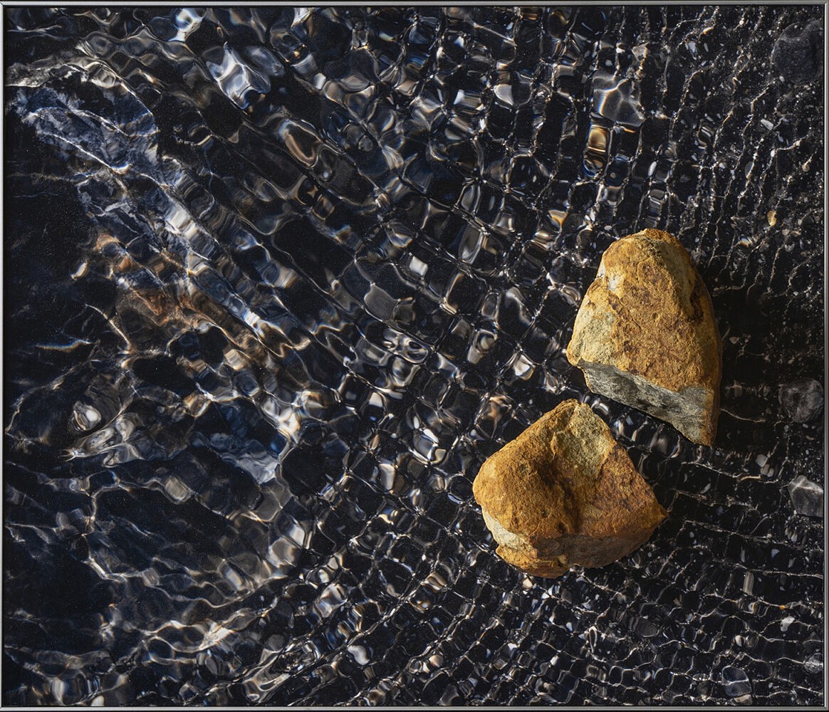 La Vie des Pierres #1 . 2024 | Pièce Unique, Format 26x30 cm
Pierre des Diablerets, impression pigmentaire, papier Platine Rag 310g, socle aluminium brossé